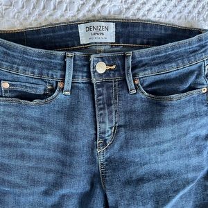 Levi’s! Mid-rise slim - like new! 🤩 27x30